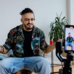 marketing de influência - Criadora de conteúdo gravando vídeo para campanha de marketing de influência