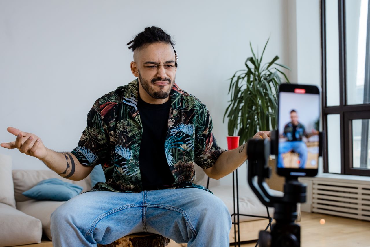 marketing de influência - Criadora de conteúdo gravando vídeo para campanha de marketing de influência